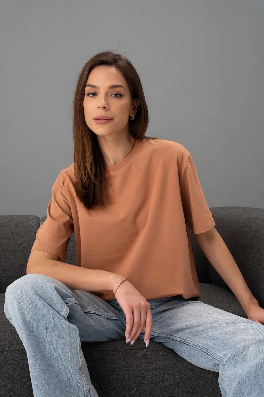 Mocha-mousse spalvos oversized marškinėliai CMF562